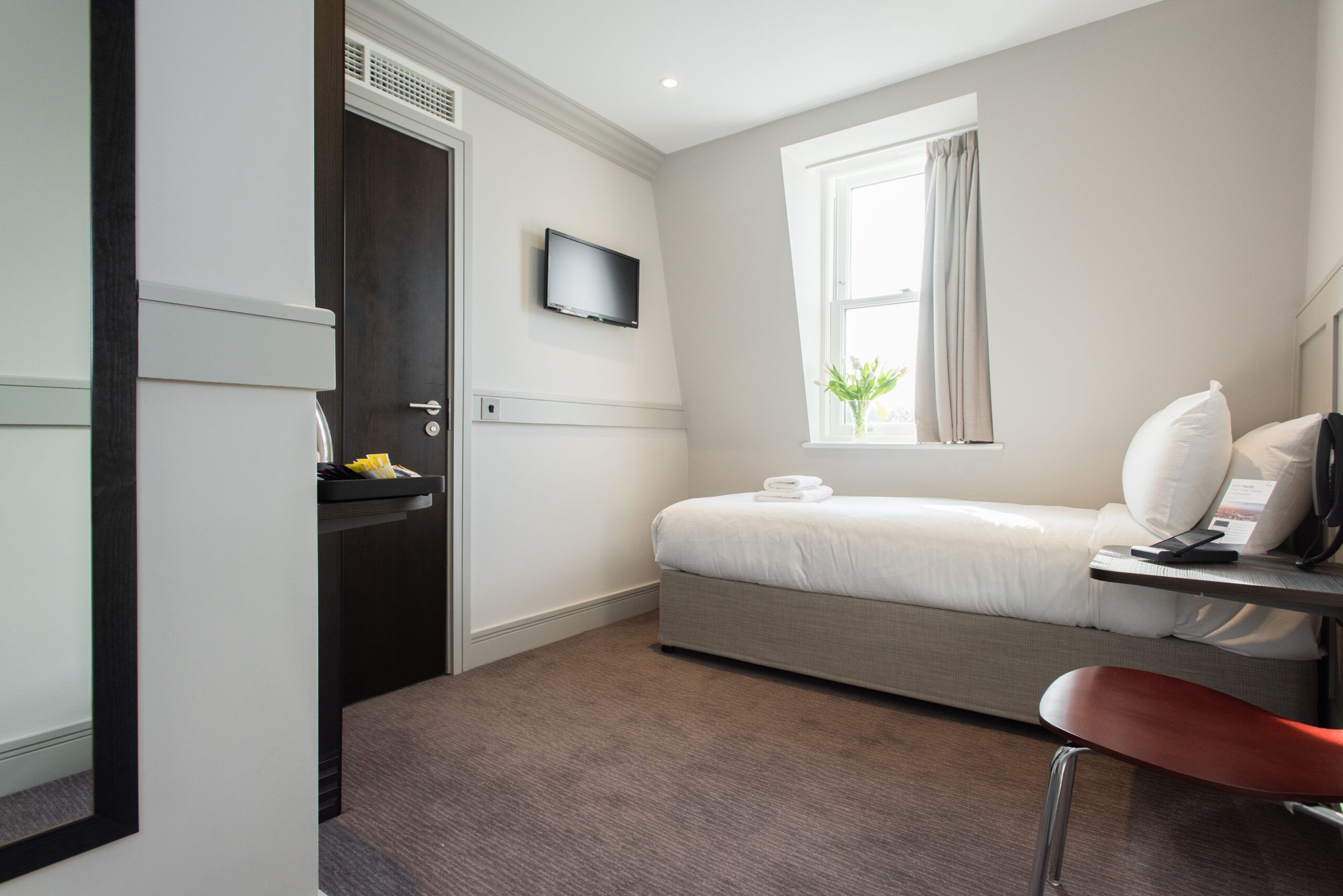 Comfortable single occupancy hotel room with modern decor and workspace | mowbery court hotel london