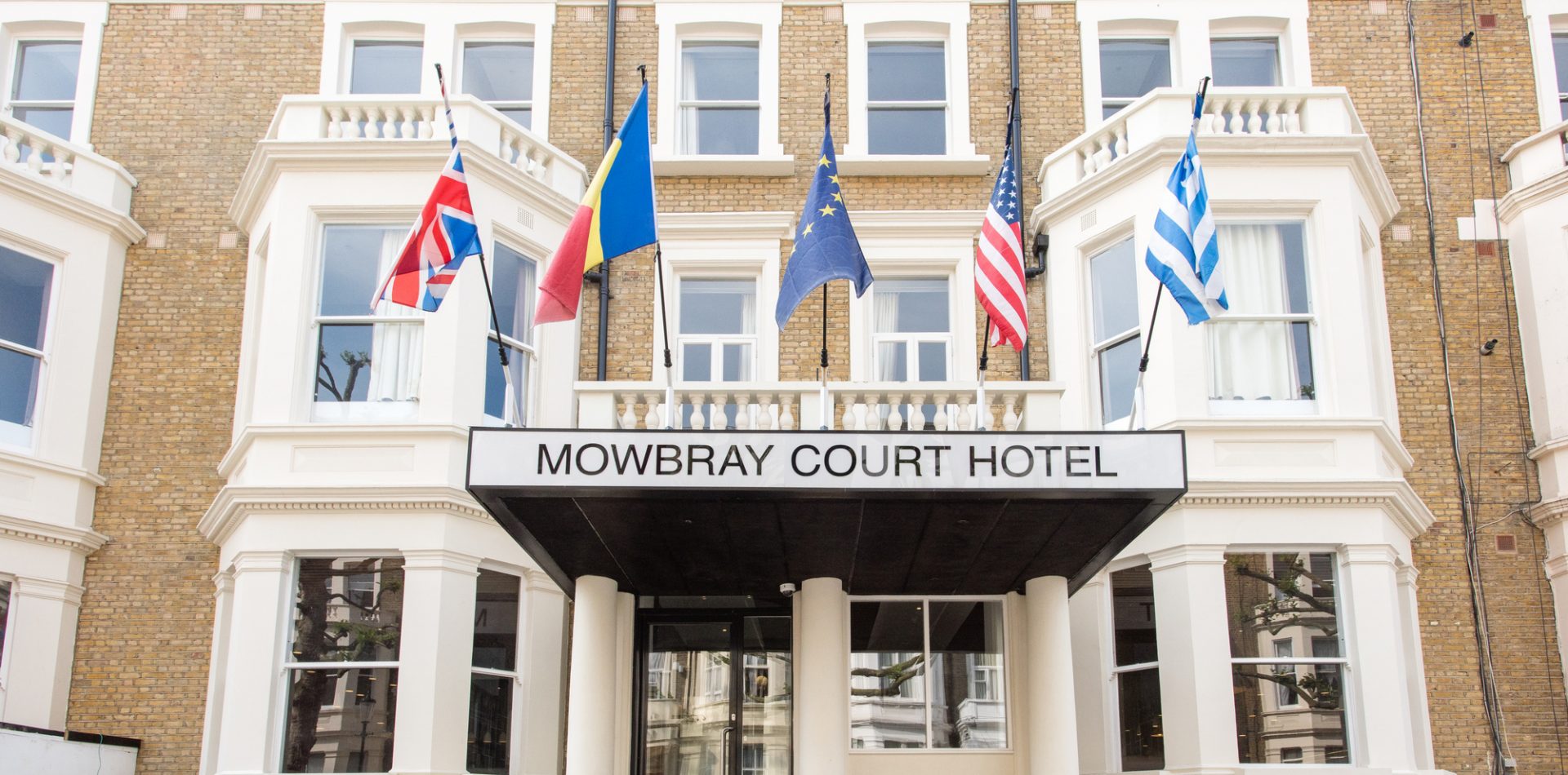 Hotel entrance exterior with canopy and driveway | Mowbray court hotel