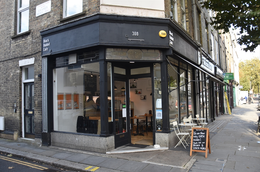 Corner cafe with outdoor seating in London | Mowbray Court Hotel